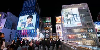 4k时光流逝:在日本大阪道顿堀，人们走在夜间购物街上