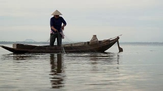 渔民正在用渔网捕鱼。视频素材模板下载
