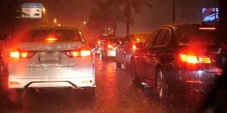 雨和交通在晚上，超级慢镜头