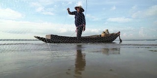 渔民正在用渔网捕鱼。