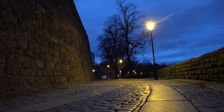 2017年2月左右，英国切斯特夜晚的罗马墙和鹅卵石街道