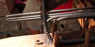 钢铁工人手工弯曲铁棒