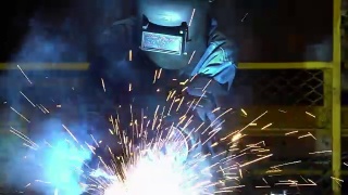 产业工人正在汽车厂焊接汽车零件视频素材模板下载