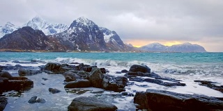 挪威罗浮敦群岛岩石海岸上的海浪