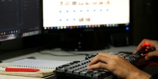 近距离的手打字键盘电脑笔记本在办公室。商人只使用台式电脑。
