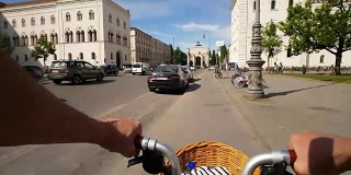 在慕尼黑路德维希大街上，一名男子骑着折叠自行车