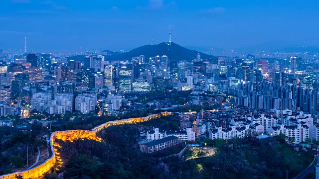 韩国，日落时分的首尔天际线。