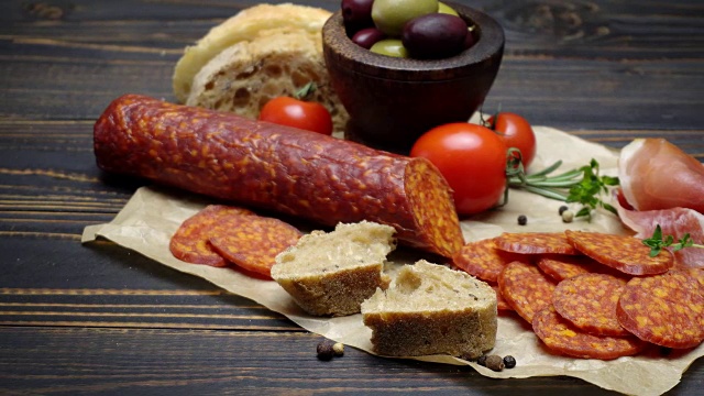 意大利腊肠或西班牙辣香肠放在木板上