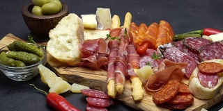 肉盘-意大利腊肠和西班牙辣香肠靠近木板