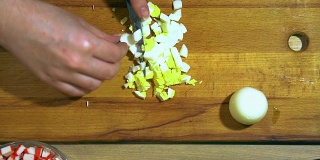手切鸡蛋的特写。