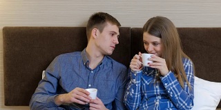 夫妇温柔平静悠闲坐在家里享受咖啡