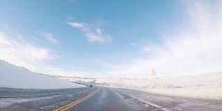 在春雪过后的乡村道路上行驶。