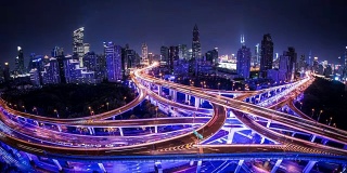 T/L WS HA照亮夜间高架道路和繁忙的交通/上海，中国