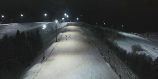 晚上去滑雪胜地。鸟瞰图