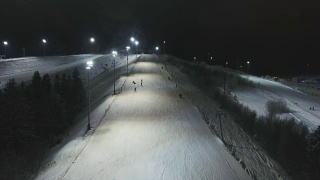 晚上去滑雪胜地。鸟瞰图视频素材模板下载