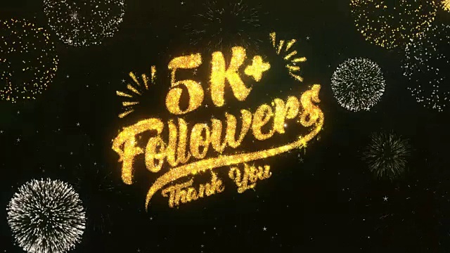 5K追随者问候和祝愿卡由闪光粒子和火花灯黑夜天空与彩色烟花4k背景。