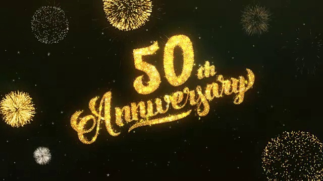 50周年的问候和祝愿卡由闪光粒子和火花照亮黑暗夜空与彩色烟花4k背景。
