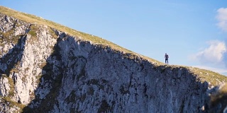 勇敢的人在悬崖上奔跑