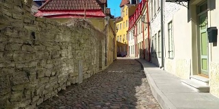 走在爱沙尼亚塔林老城的街道上。