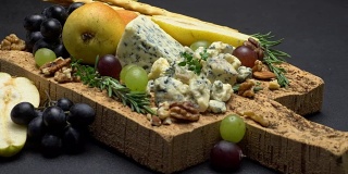 蓝奶酪和水果放在软木板上