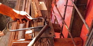 钢铁工人手工弯曲铁棒