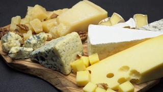 各种类型的奶酪-布里干酪，卡门贝尔干酪，羊乳干酪和切达干酪视频素材模板下载