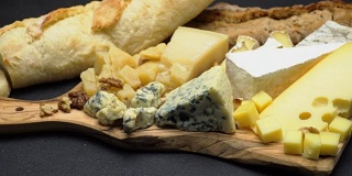 各种类型的奶酪-布里干酪，卡门贝尔干酪，羊乳干酪和切达干酪