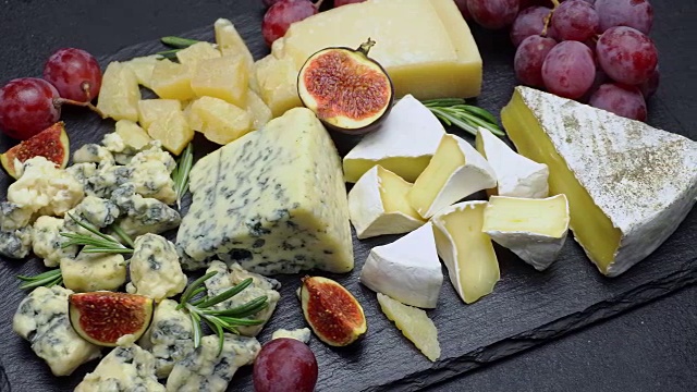 羊奶干酪，布里干酪，帕尔马干酪和水果的视频