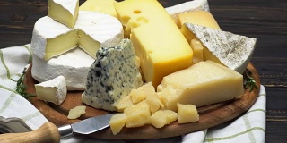 各种奶酪的视频-帕尔马干酪，布里干酪，切达干酪和羊乳干酪