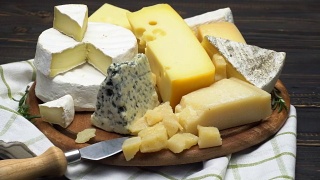 各种奶酪的视频-帕尔马干酪，布里干酪，切达干酪和羊乳干酪视频素材模板下载