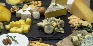 各种奶酪的视频-帕尔马干酪，布里干酪，切达干酪和羊乳干酪