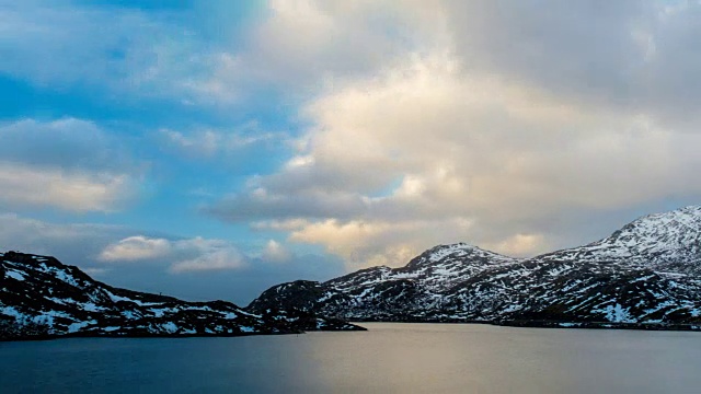 日落时的挪威峡湾