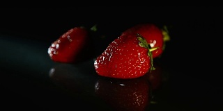 一滴水落在草莓上