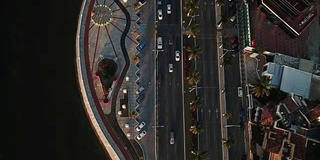 在滨水道路上俯视图。