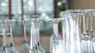 Panning shot of Close up group of glass on counter bar at restaurant视频素材模板下载