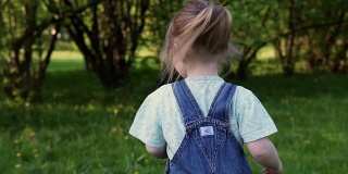 小女孩在草地上奔跑，背影，慢镜头