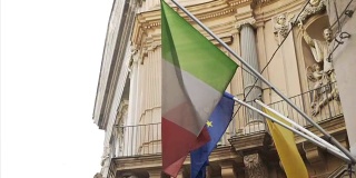 旧罗马建筑上的意大利国旗和欧盟国旗