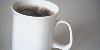 速溶咖啡和热水。