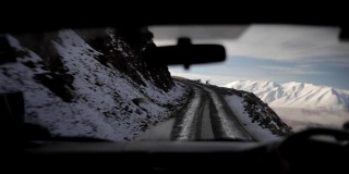 Inside Car Driving up Snowy mountain .在雪山上行驶的汽车