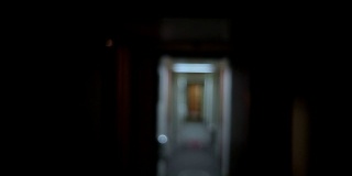 可怕的不祥的光闪烁在酒店走廊失去焦点