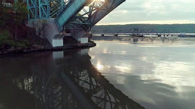 哈德逊河上的斯卜腾杜伊维尔桥的鸟瞰图，在亨利哈德逊桥下面