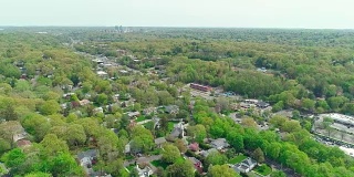 斯卡斯代尔市，韦斯切斯特县，美国纽约州，春天阳光明媚的一天风景鸟瞰图。