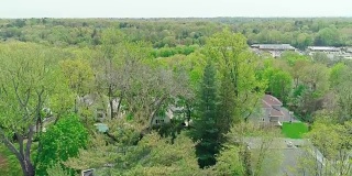 斯卡斯代尔市，韦斯切斯特县，美国纽约州，春天阳光明媚的一天风景鸟瞰图。