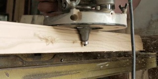 细木工与路由器模压桌面由木材制成。木工