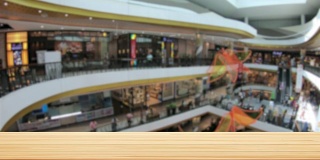 购物中心用木地板做广告。