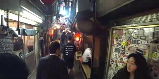 东京新宿传统美食街的个人视角。