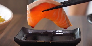 三文鱼生鱼片蘸酱油