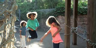 三个非洲裔美国姐妹在跳绳