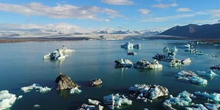 4K空中电影飞越冰川碎片泻湖，冰岛Jokulsarlon