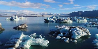 4K空中电影飞越冰川碎片泻湖，冰岛Jokulsarlon